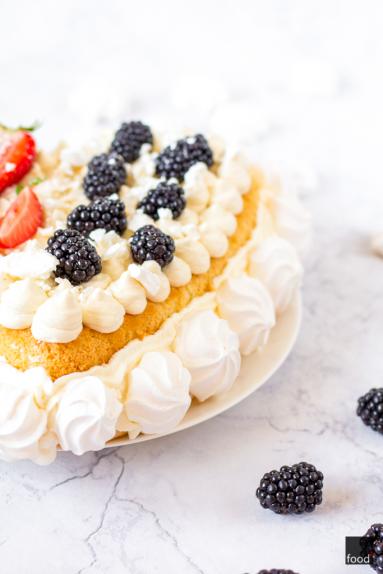 Zdjęcie - Tort biszkoptowy z kremem z białej czekolady, bezą i owocami - Przepisy kulinarne ze zdjęciami