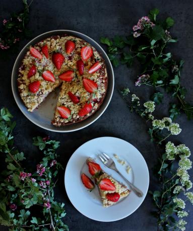 Zdjęcie - Blondies z truskawkami, rabarbarem i kruszonką - Przepisy kulinarne ze zdjęciami