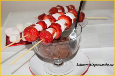 Zdjęcie - Szaszłyki truskawkowe z marshmallow - Przepisy kulinarne ze zdjęciami