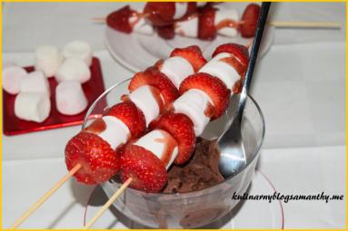Zdjęcie - Szaszłyki truskawkowe z marshmallow - Przepisy kulinarne ze zdjęciami