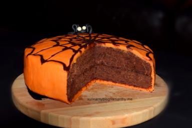 Zdjęcie - Tort z pająkiem na Halloween - Przepisy kulinarne ze zdjęciami