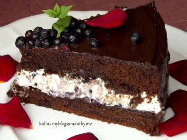 Zdjęcie - Tort czekoladowy z jagodami - Przepisy kulinarne ze zdjęciami
