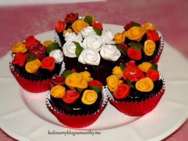 Zdjęcie - Muffinki różane na Walentynki - Przepisy kulinarne ze zdjęciami