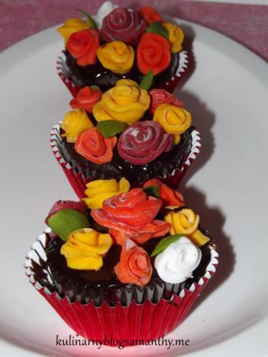 Zdjęcie - Muffinki różane na Walentynki - Przepisy kulinarne ze zdjęciami