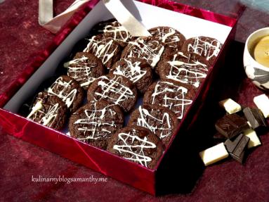 Zdjęcie - Ciastka czekoladowo-karmelowe z orzechami - Przepisy kulinarne ze zdjęciami