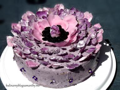 Zdjęcie - Tort jagodowy z płatkami róż - Przepisy kulinarne ze zdjęciami