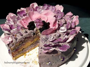 Zdjęcie - Tort jagodowy z płatkami róż - Przepisy kulinarne ze zdjęciami