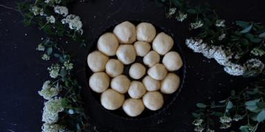 Zdjęcie - Buchty z truskawkami - Przepisy kulinarne ze zdjęciami