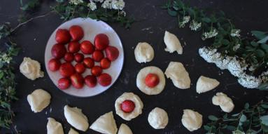 Zdjęcie - Buchty z truskawkami - Przepisy kulinarne ze zdjęciami