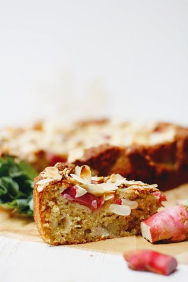 Zdjęcie - Migdałowe ciasto z rabarbarem - Przepisy kulinarne ze zdjęciami