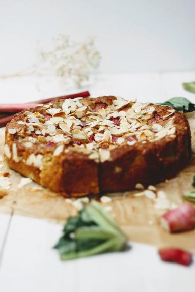 Zdjęcie - Migdałowe ciasto z rabarbarem - Przepisy kulinarne ze zdjęciami