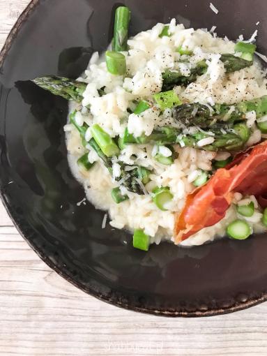 Zdjęcie - Cytrynowe risotto ze szparagami i chipsem z szynki dojrzewającej - Przepisy kulinarne ze zdjęciami