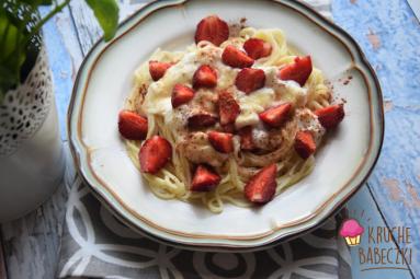 Zdjęcie - Spaghetti z truskawkami, jogurtem i cynamonem :-) - Przepisy kulinarne ze zdjęciami