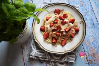 Zdjęcie - Spaghetti z truskawkami, jogurtem i cynamonem :-) - Przepisy kulinarne ze zdjęciami