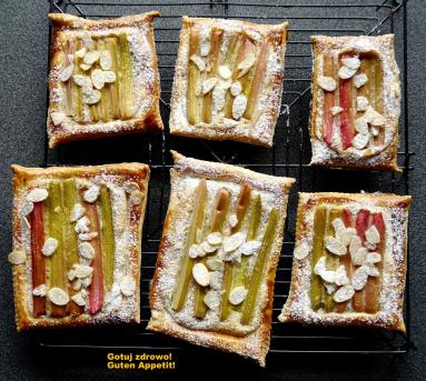 Zdjęcie - Rabarbarowe tartaletki frangipane - expresowe - Przepisy kulinarne ze zdjęciami