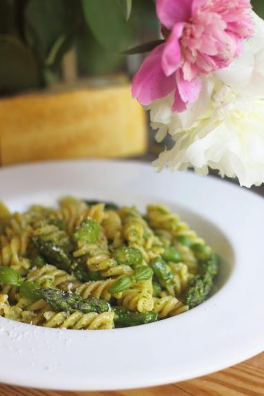 Zdjęcie - Makaron z pesto i szparagami - Przepisy kulinarne ze zdjęciami