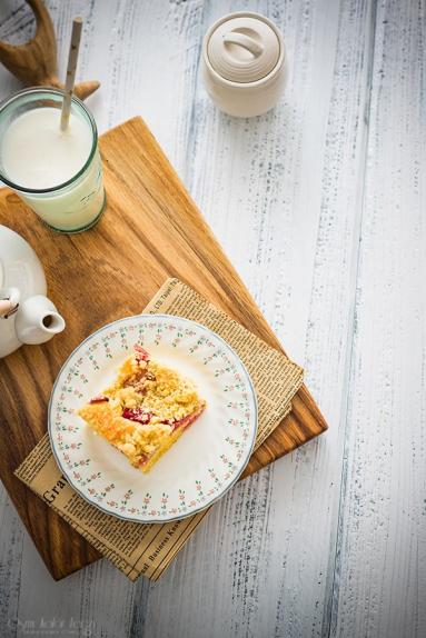 Zdjęcie - Ciasto z rabarbarem – sezonowe, łatwe i niezawodne - Przepisy kulinarne ze zdjęciami