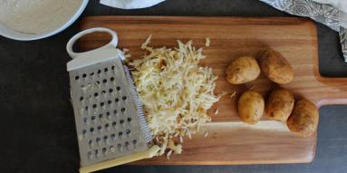 Zdjęcie - Czosnkowo-ziołowa bagietka z młodymi ziemniakami - Przepisy kulinarne ze zdjęciami