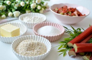 Zdjęcie - Drożdżówki z rabarbarem - Przepisy kulinarne ze zdjęciami