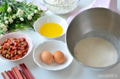 Zdjęcie - Drożdżówki z rabarbarem - Przepisy kulinarne ze zdjęciami