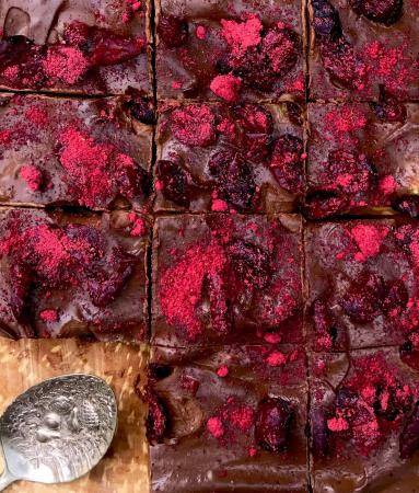 Zdjęcie - Deser czekoladowy z awokado i żurawiną - Przepisy kulinarne ze zdjęciami
