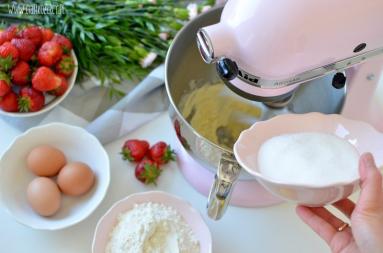 Zdjęcie - Ciasto z truskawkami - Przepisy kulinarne ze zdjęciami
