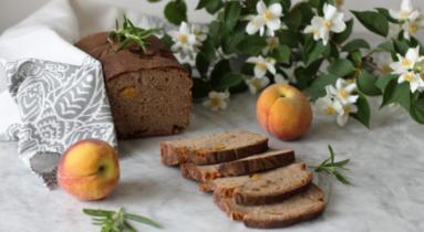 Zdjęcie - Pszenno-żytni chleb na zakwasie z brzoskwiniami i rozmarynem - Przepisy kulinarne ze zdjęciami