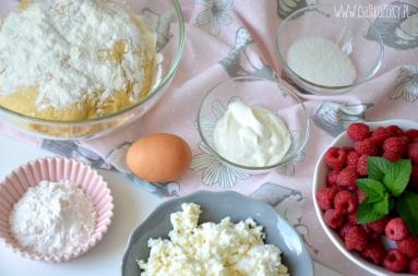 Zdjęcie - Drożdżówki z serem i malinami - Przepisy kulinarne ze zdjęciami