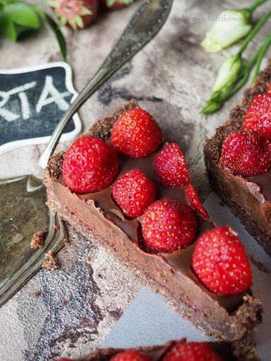 Zdjęcie - Tarta czekoladowa z truskawkami ( bez pieczenia ) - Przepisy kulinarne ze zdjęciami