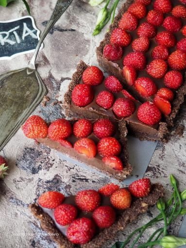 Zdjęcie - Tarta czekoladowa z truskawkami ( bez pieczenia ) - Przepisy kulinarne ze zdjęciami