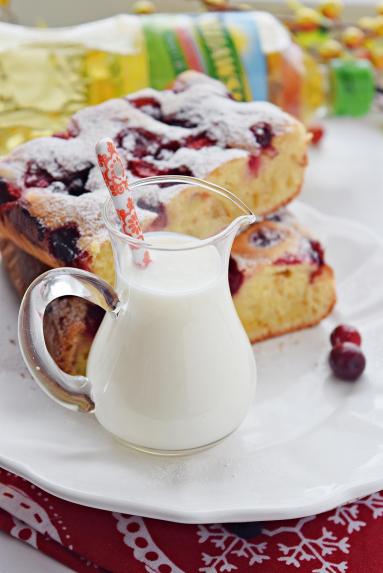 Zdjęcie - Ciasto z truskawkami na zsiadłym mleku - Przepisy kulinarne ze zdjęciami