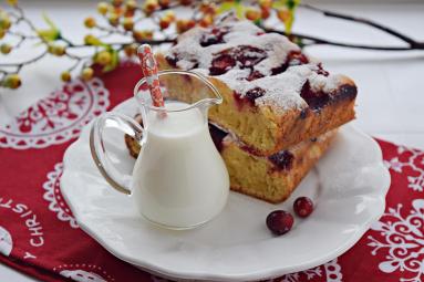 Zdjęcie - Ciasto z truskawkami na zsiadłym mleku - Przepisy kulinarne ze zdjęciami