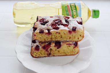 Zdjęcie: Ciasto z truskawkami na zsiadłym mleku Zdjęcie - Ciasto z truskawkami na zsiadłym mleku - Przepisy kulinarne ze zdjęciami