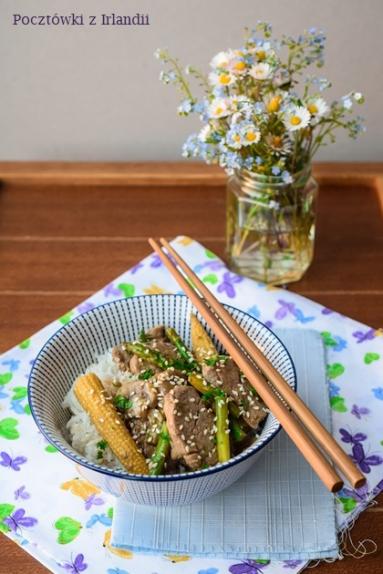 Zdjęcie - Polędwiczki wieprzowe z warzywami z woka | U stóp Benbulbena - Przepisy kulinarne ze zdjęciami