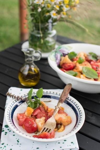 Zdjęcie - Pomidorowa sałatka chlebowa  „Panzanella” - Przepisy kulinarne ze zdjęciami