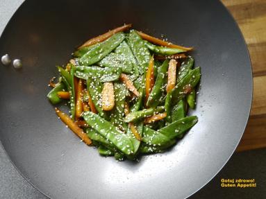 Zdjęcie - Młode warzywa z woka - Przepisy kulinarne ze zdjęciami
