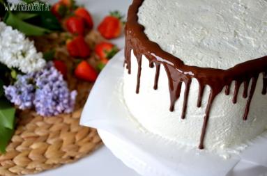 Zdjęcie - Tort czekoladowo truskawkowy - Przepisy kulinarne ze zdjęciami