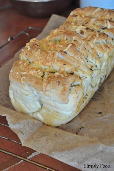 Zdjęcie - Odrywany chlebek z ziołami, czosnkiem i serem - Przepisy kulinarne ze zdjęciami