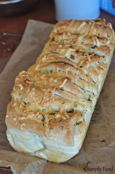Zdjęcie - Odrywany chlebek z ziołami, czosnkiem i serem - Przepisy kulinarne ze zdjęciami