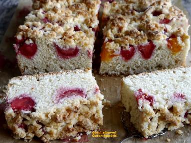 Zdjęcie - Ciasto drożdżowe z truskawkami i morelami - proste, bez zaczynu - Przepisy kulinarne ze zdjęciami