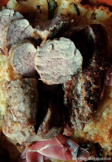 Zdjęcie - Polędwiczka wieprzowa zapiekana z puree ziemniaczano serowym - Przepisy kulinarne ze zdjęciami