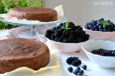 Zdjęcie - Czekoladowy tort z jeżynami - Przepisy kulinarne ze zdjęciami