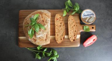 Zdjęcie - Chleb na zakwasie z pomidorami, mozzarellą i bazylią - Przepisy kulinarne ze zdjęciami