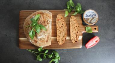 Zdjęcie - Chleb na zakwasie z pomidorami, mozzarellą i bazylią - Przepisy kulinarne ze zdjęciami
