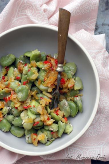 Zdjęcie - Bób z chilli, czosnkiem i cebulą - Przepisy kulinarne ze zdjęciami