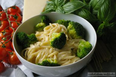 Zdjęcie - Spaghetti z brokułami w sosie serowym - Przepisy kulinarne ze zdjęciami