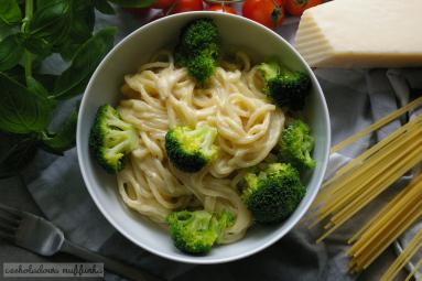 Zdjęcie - Spaghetti z brokułami w sosie serowym - Przepisy kulinarne ze zdjęciami
