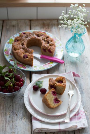 Zdjęcie - Migdałowe ciasto z wiśniami - Przepisy kulinarne ze zdjęciami