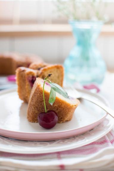 Zdjęcie - Migdałowe ciasto z wiśniami - Przepisy kulinarne ze zdjęciami