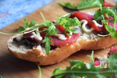 Zdjęcie - Zapiekanki z salami i rukolą - Przepisy kulinarne ze zdjęciami